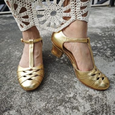 What kind of shoes do swing dancers wear?